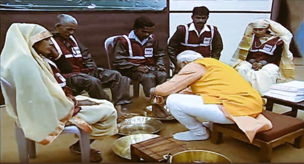 journo_jitendra's tweet image. जाति पाँति कुल धर्म बड़ाई। धन बल परिजन गुन चतुराई॥
भगति हीन नर सोहइ कैसा। बिनु जल बारिद देखिअ जैसा॥ #ModiAtKumbh #ModiKumbhVisit #kumbhamela2019