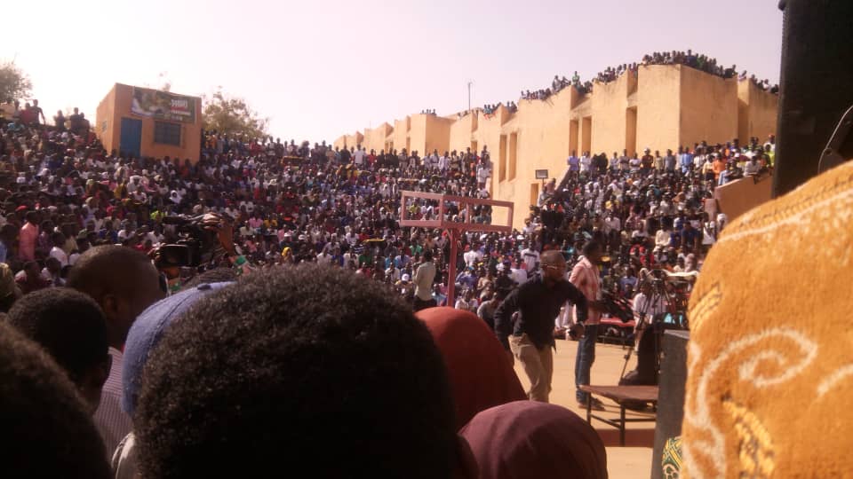 AfroRevoltBF's tweet photo. Dans un élan de protestation, La jeunesse consciente est sorti suite à l'appel de mobilisation du Front Anti-Cfa et l'ONG urgence panafricaniste.
Vive l'indépendance économique et vive l'Unité africaine. #StopCfa #StopLeFranCfa #Niamey #GiletsJaunes #AfroRevolution #France https://t.co/q2YtQosPjE