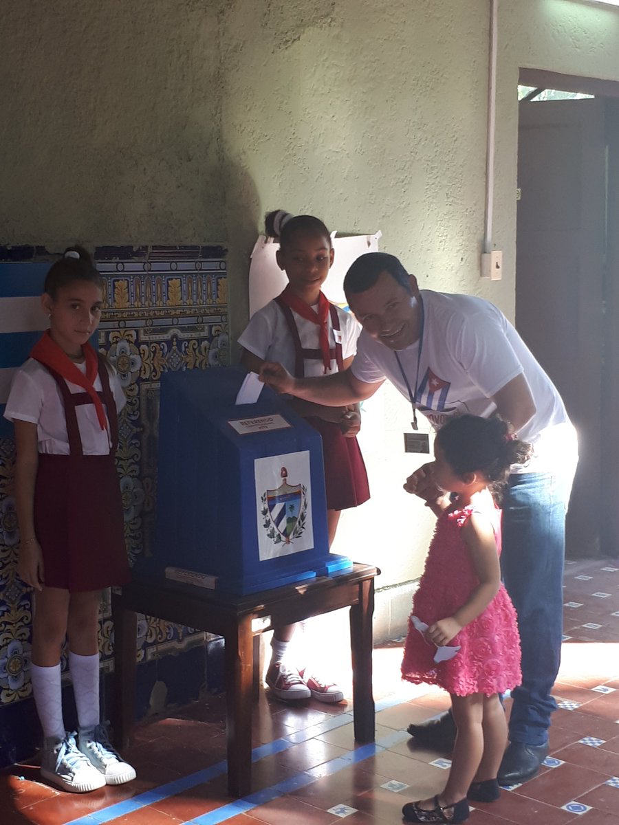 yadianperez's tweet photo. #PorCuba #PorMiConstitución #PorLaRevolución en familia #NosotrosVotamosSí #YoVotoSí @liset_polanco  #SomosCuba #SomosContinuidad @DiazCanelB @universidad_uci @WalterBG_uci https://t.co/T3B2qVQ0wO