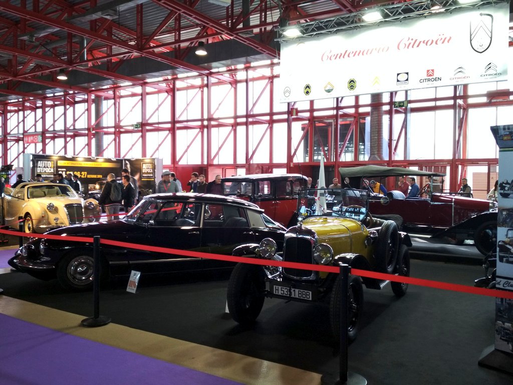 Un año más no me pierdo #ClassicAutoMadrid el salón de referencia de coche de época. Hoy domingo a reventar, muchas familias disfrutando de la afición por el automovilismo 😀🏁🚗