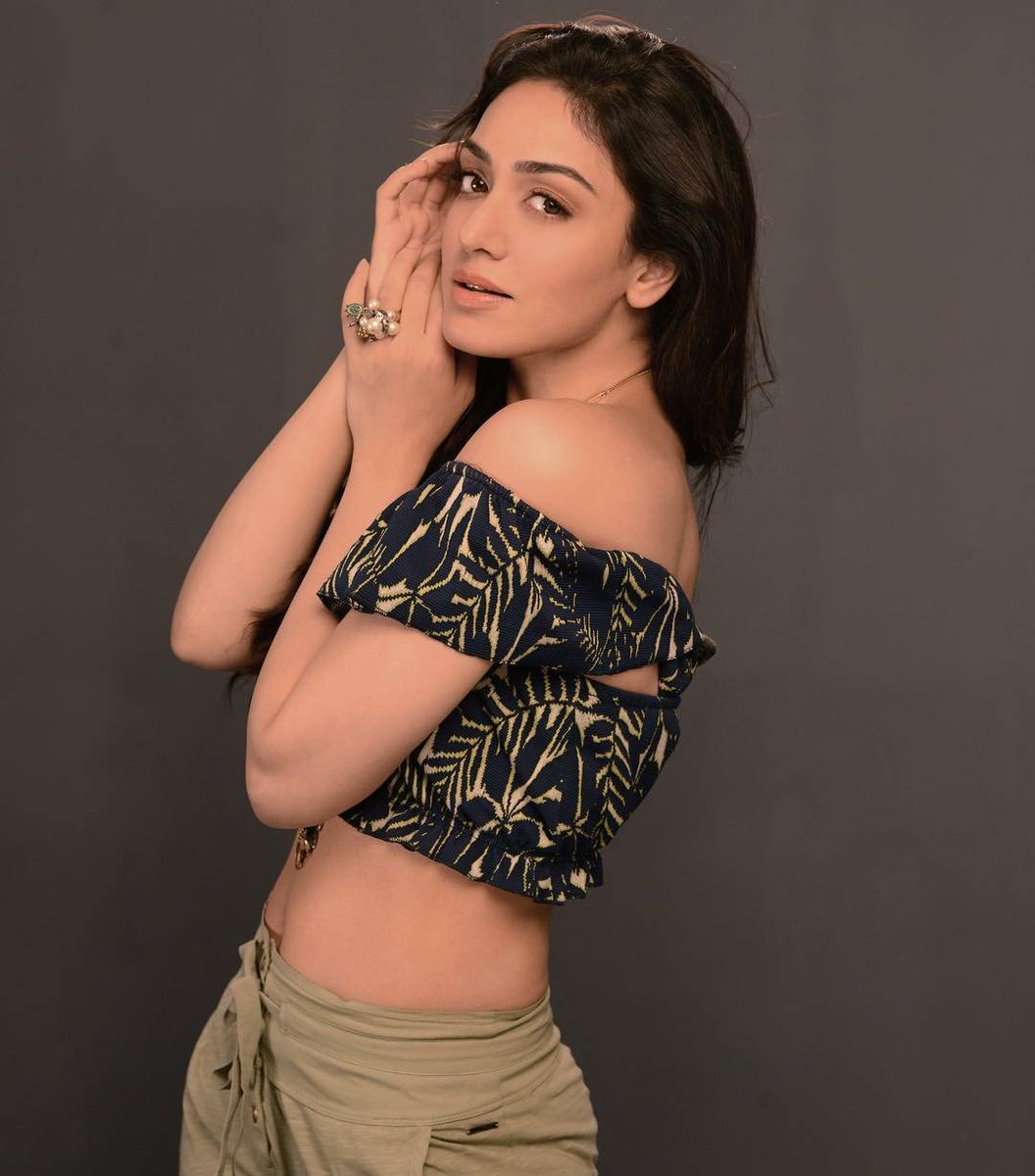 KhushaliKumar's tweet photo. Confidence is not "They will like me"
Confidence is "I will be fine if they don't". https://t.co/lm4NaXeRnK