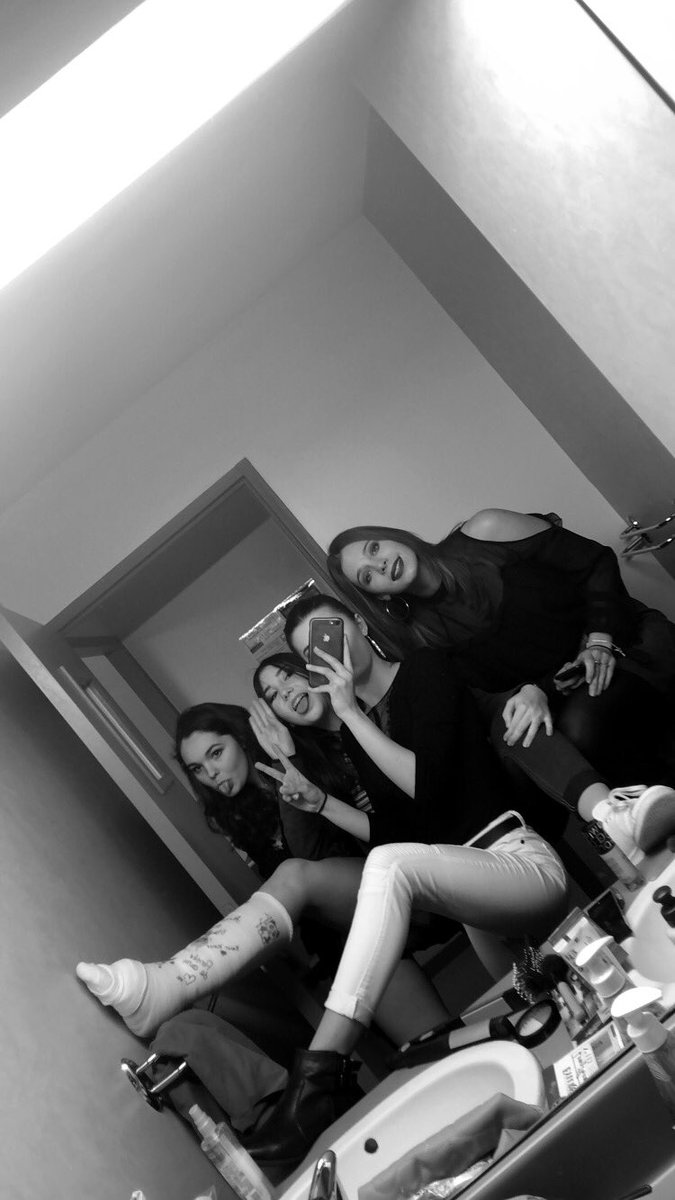 gwen_szr's tweet photo. #postyourbestfriends en noir et blanc 🥰 https://t.co/cAaRUMxgHb