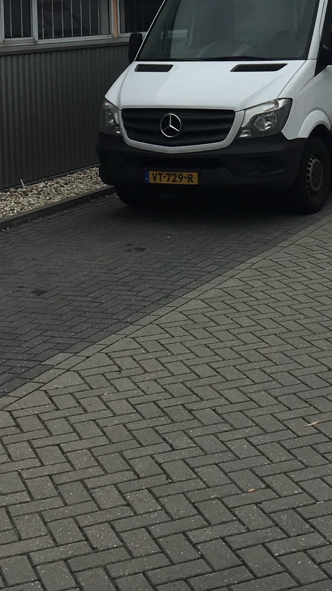 Het is niet te geloven. Wederom een bus gestolen. Het gaat om een witte MB Sprinter lengte 4. Kenteken VT-729-R. Afgelopen nacht gestolen aan de Solingenstraat 59 in Deventer. Heb je iets gezien of gehoord. Bel dan met 06-52315475