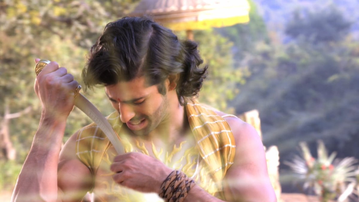 kittukidhun's tweet photo. #KarnSangini Epi84 Moment:
•Maha Daan•
~Here's the begger King of Gods Indra 4 Karn's Kavach-Kundal to save his son Arjun's a$$
~#Karn recognises him but still gives away his Kavach-Kundal like the Daanveer that he is
~#Uruvi brokers with Indra🤦🏻‍♀️
#AashimGulati #TejasswiPrakash https://t.co/KOCcycUIbV