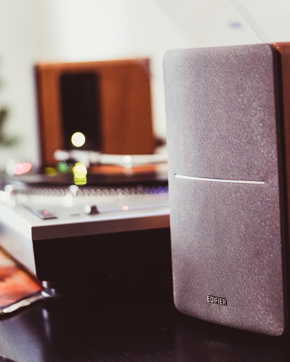 Edifier_Global's tweet photo. There is something special about #EdifierR1280T speakers. Is it the vintage design and feel? Maybe it's the fact that they are a perfect fit for vinyl players or simply just the sweet audio quality.
#EDIFIERGLOBAL #EDIFIERSTUDIO #APASSIONFORSOUND
📸 @justjordanne https://t.co/UiWSPB16Y5
