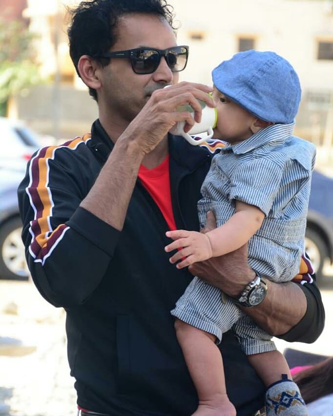 LiveMagazinepak's tweet photo. Geo news anchor @junaidmuhammadd playing with abdullah sultan's son. He is such a adorable baby MashaAllah
@abdullahsultan 
#livepakistanmagazine #livepakistan #anchorperson #anchor #anchorlife #newsindustry #news #baby #abdulllahsultan #muhammadjunaid #GeoNews https://t.co/U3wyFte5ed