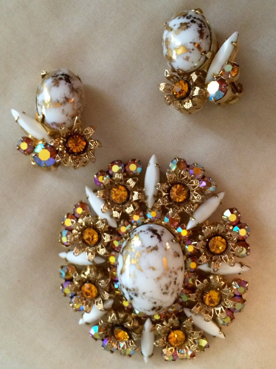 GiosGems1's tweet photo. Vintage DeLizza & Elster Juliana Easter egg gold and white brooch/pendant and earrings. Great gift for her. Available now from GiosGems on Etsy. https://t.co/Xkutfc86bX
#giosgems #julianaeastereggs #vintagejewelry #vintagejuliana #etsyshop #delizza&elster https://t.co/IWwpR2xgrx