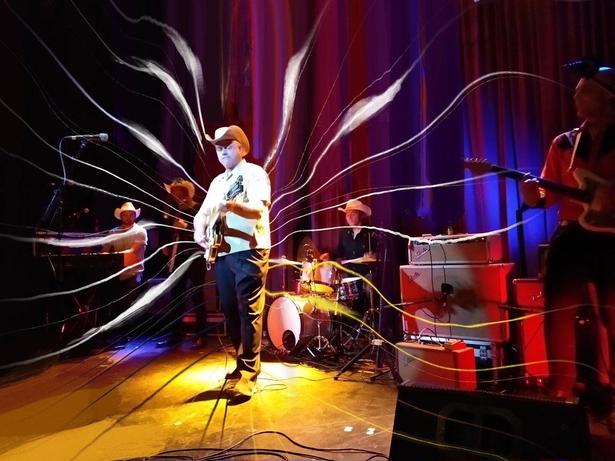zuzenders's tweet photo. Ayer pasamos el 23F en @SalaHellDorado con #LosMisterios y @DekeDickerson + #Sexphonics #surfmusic #musikamarrazten #drawingthemusic #dibujandolamusica #zuzenders #MProjekt https://t.co/PqwbjzSmZD