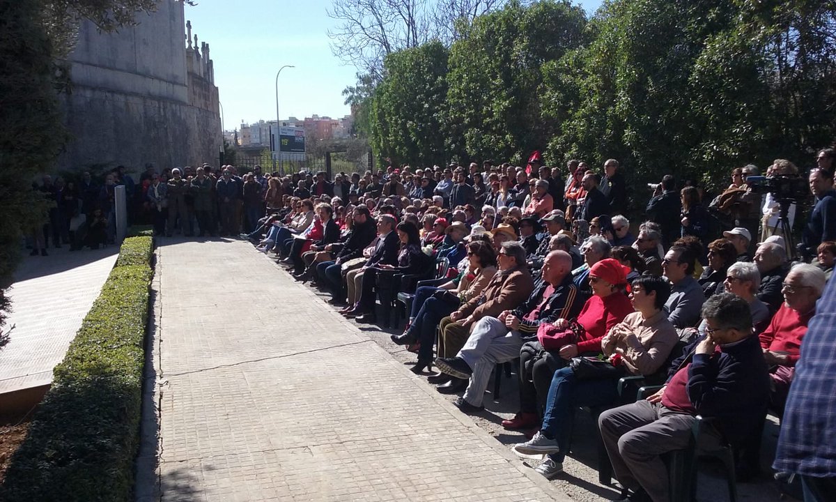 MemoriaMallorca's tweet photo. Avui al memorial del centenari de Palma
"En aquest indret, entre 1936 i 1943, foren enterrades prop d mig miller de persones assassinades x la repressió franquista
Q el seu compromís x assolir un món millor, més just i igualitari no caigui mai en l'oblit" https://t.co/KQuHBMUVwI