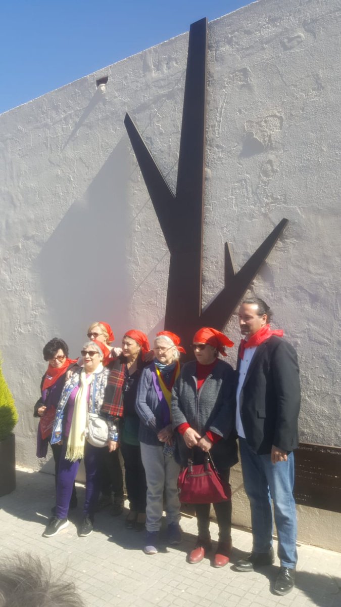 MemoriaMallorca's tweet photo. Avui al memorial del centenari de Palma
"En aquest indret, entre 1936 i 1943, foren enterrades prop d mig miller de persones assassinades x la repressió franquista
Q el seu compromís x assolir un món millor, més just i igualitari no caigui mai en l'oblit" https://t.co/KQuHBMUVwI