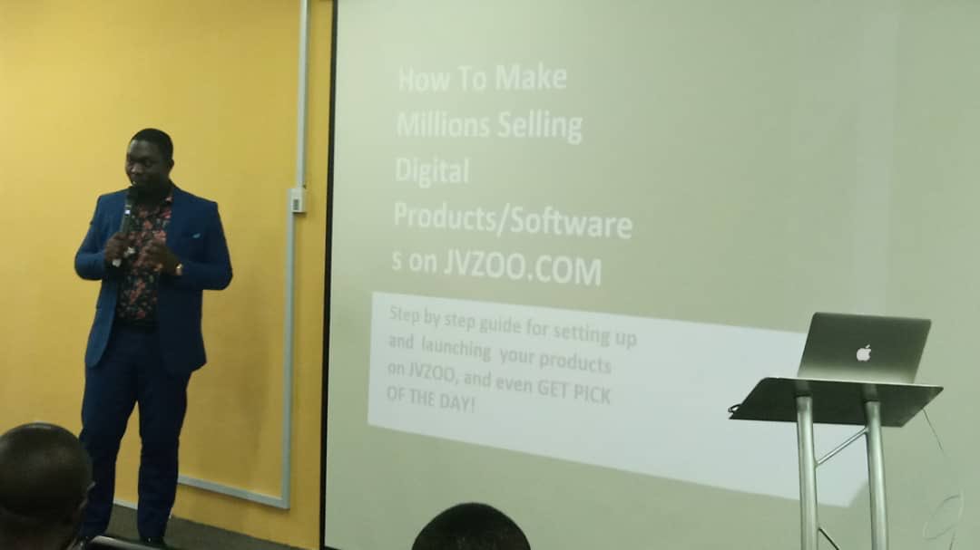LateNobody's tweet photo. Daniel Adetunji addressing the attendees at the #TooLateToBeNobody Masterclass on how to create &amp; launch your software! 

Photo by @sholaanimashaun https://t.co/BBeKDXUcxi