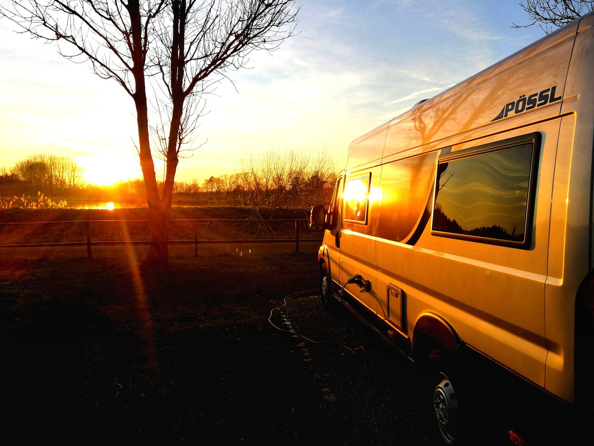 travelfunphoto's tweet photo. So kann man den Februar aushalten. Großartiges Wetter und toller #Sonnenuntergang in #Detern in #Ostfriesland! #pössl, #camper #wohnmobil https://t.co/YpxXSjSvBG
