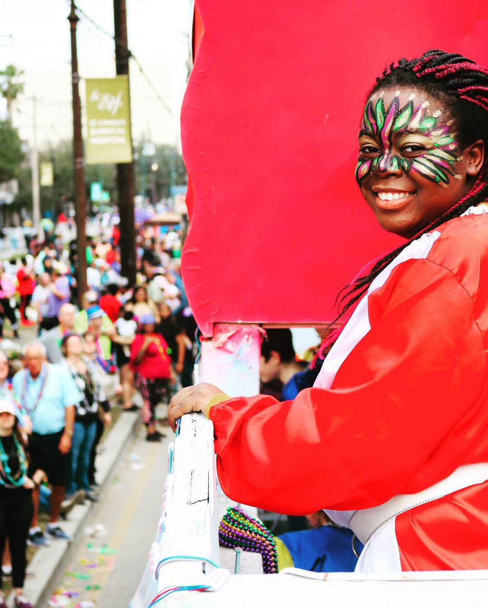 Bring on the beads! 🎭 <a href="/KreweOfFreret/">KREWE OF FRERET</a> #sskneworleans #sunshinekids #mardigras #parade ⚜️