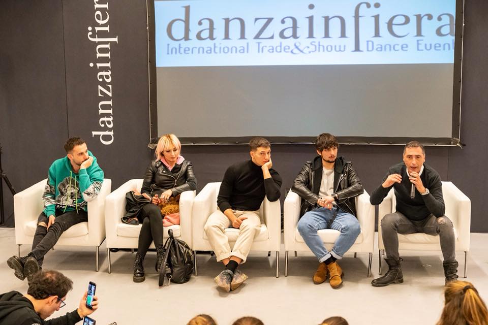 danzainfiera's tweet photo. Oggi pomeriggio quattro chiacchiere tra ‘Amici’ 😍
Trovate foto e diretta video sulle nostre Instagram stories 😉 
Grazie a #VeronicaPeparini, @simone_nolasco e @gabesposito20 #amici18 https://t.co/DDIoSDE1jk