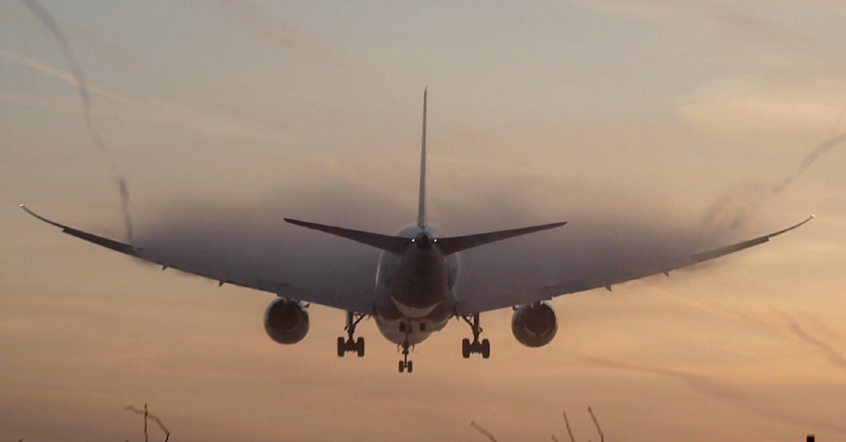 avgiftshack's tweet photo. @flynorwegian #787 #dreamliner creating its own weather system prior to touchdown at @gatwickairport during #goldenhour #aviation #gatwick #aviationlovers #aviation_lovers #instaaviation #aviationgeek #aviationporn #avgeek #wingfluff https://t.co/7iHmCzWjbY