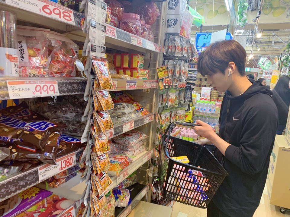 jp_offclastro's tweet photo. ドン・キホーテ in ラキ
#ASTRO #ラキ #ドンキ
#HAPPYROCKYDAY🎂🎈 https://t.co/jMbjJpzKut
