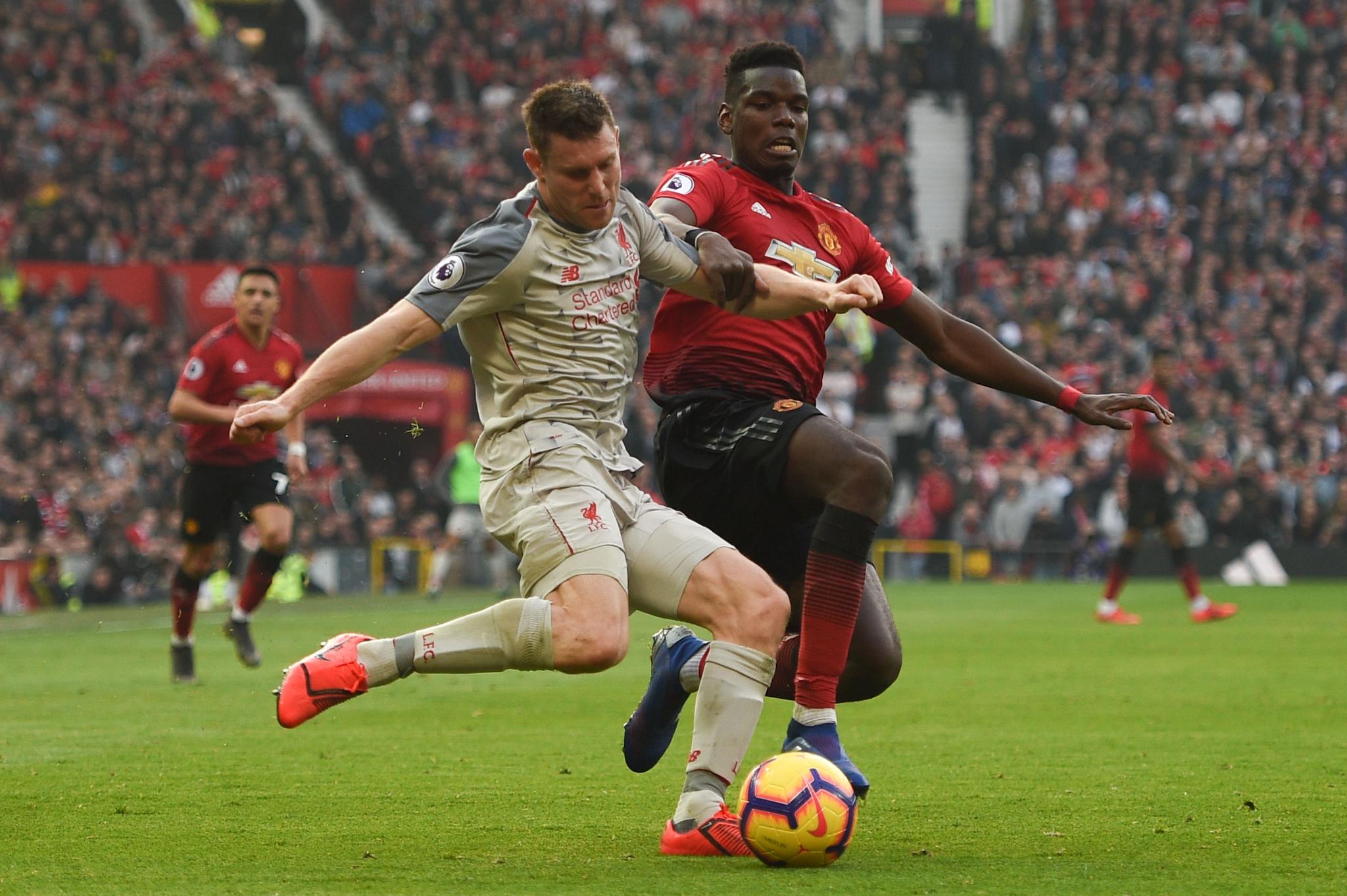 Henderson y Pogba, durante el encuentro.