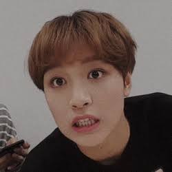 yerisarte_'s tweet photo. ↳ ᴍᴀʀᴋʜʏᴜᴄᴋ!¡ᴀᴜ ✐ 🔞
Em um universo em que você descobre as iniciais de sua soulmate após ter relações sexuais com ela, Mark decide provar a Donghyuck que pode o fazer gozar.

Ou em que Hyuck se deixa levar pela bebida e acaba com "ML" marcado em sua sua virilha. https://t.co/NtuxUgzGz7