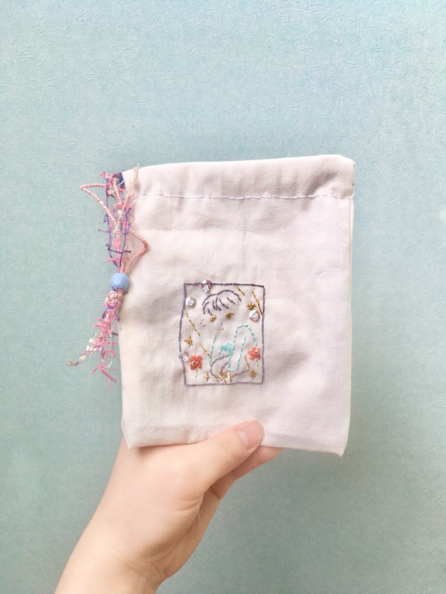 ざ子 友達が誕プレに手作りポーチをくれたんだけど私の絵を刺繍してくれてるんだよ やば まじかよ こんなに嬉しいことあるかよ 泣 T Co Taw7cxxilg Twitter
