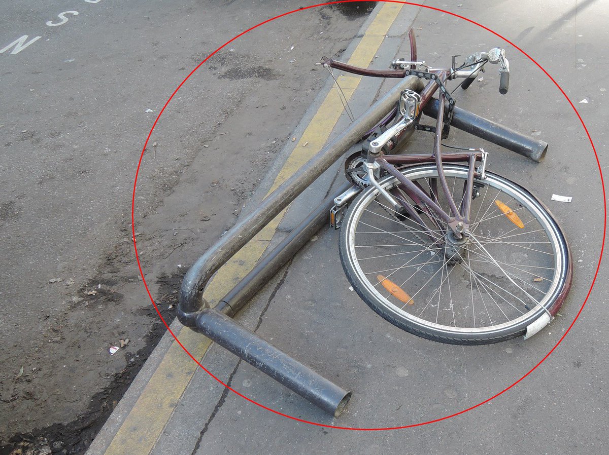 Plusieurs potelets qui semblent proprement sciés. Ici, au début de la rue de Charonne, 75011. <a href="/Mairiedu11/">Mairie du 11e</a> #Chaussée #Paris #Voirie

1er signalement sur #Dansmarue il y a 2 semaines, avec 2 carcasses de vélo.

Depuis : une carcasse a disparu, l'autre vélo a depuis perdu sa selle.