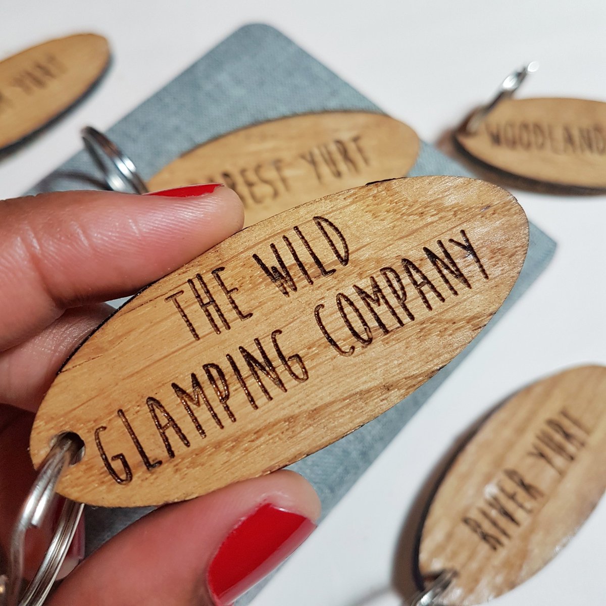 TheKeyringMaker's tweet image. Our oak engraved keyrings come in lots of shapes &amp;amp; sizes! Take a look at these oval Campsite keyrings, just perfect for a rustic Woodland setting! 

SHOP ➡ bit.ly/2mpUZTu

#camping #campsite #glamping #yurt #shepherdshut #camp #hotel #bedandbreakfast