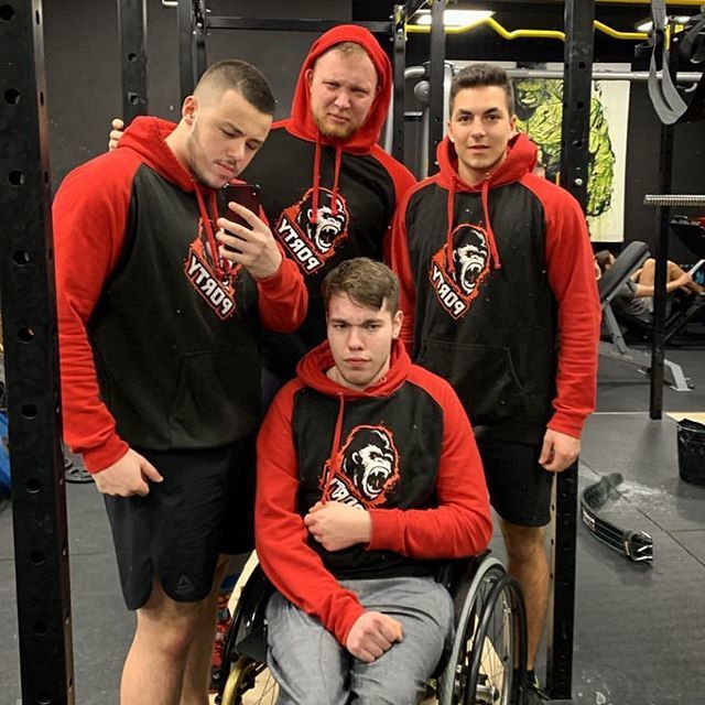 RealGeekShop's tweet photo. Portyho crew v posilce 🏋🏻‍♂️🔝🦍❤️. V čem chodíš cvičit ty? 😉➡️komment 
@portykong 🦍
.
.
.
.
#porty #portymerch #youtuber #czyoutuber #youtube #gorrila #merch #realgeek #realgeekcz #fitness #gym #mikina https://t.co/gDh2zq9CZk https://t.co/vB8SjaxVCp
