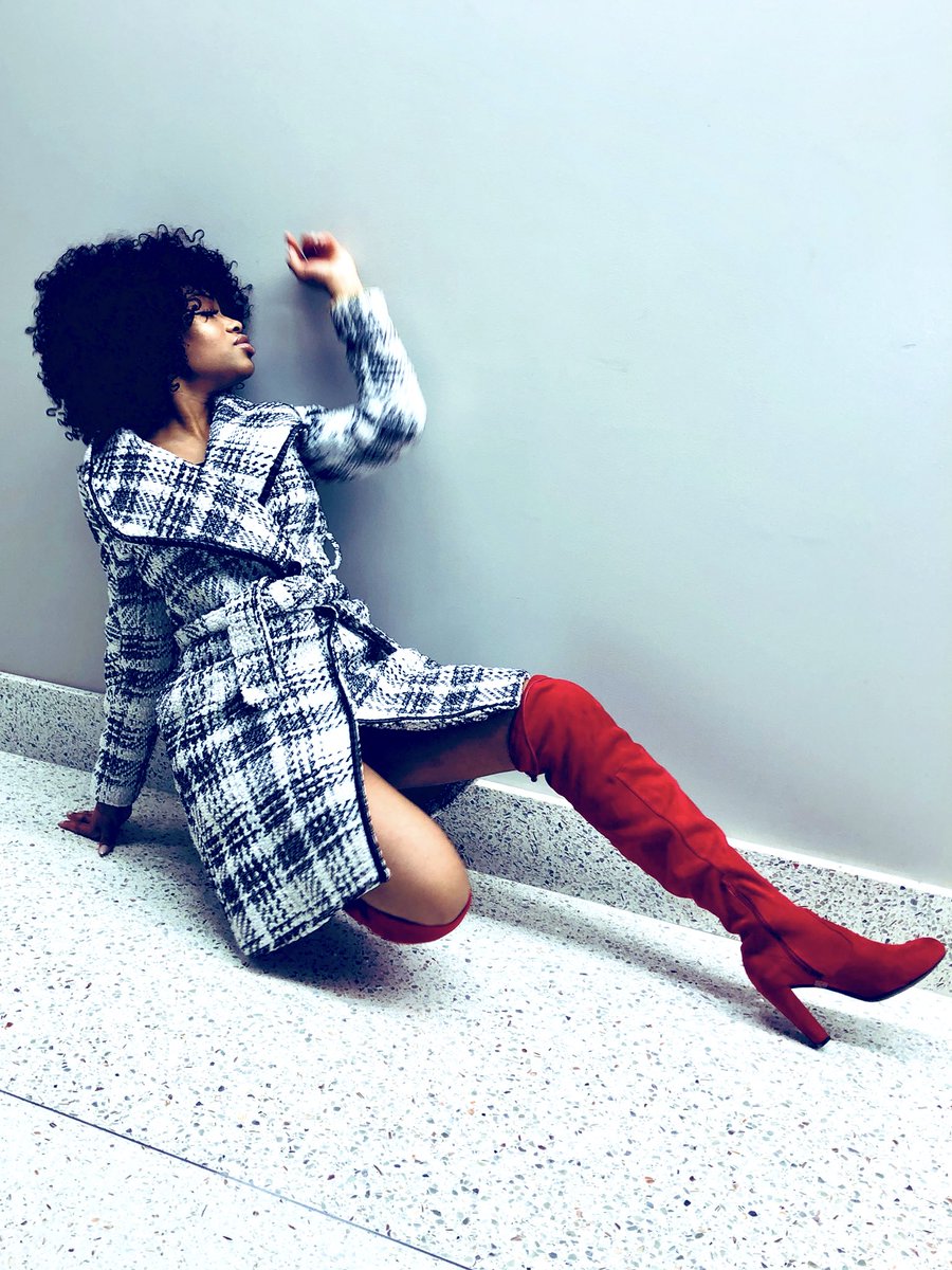 liberiaan_queen's tweet photo. Serving face and sending out #Americanexttopmodel vibe https://t.co/Z6H8d8ggCU
