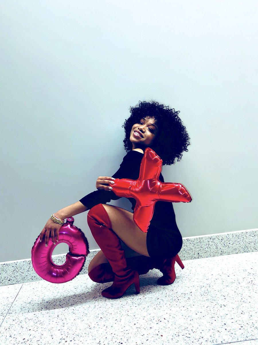liberiaan_queen's tweet photo. Serving face and sending out #Americanexttopmodel vibe https://t.co/Z6H8d8ggCU