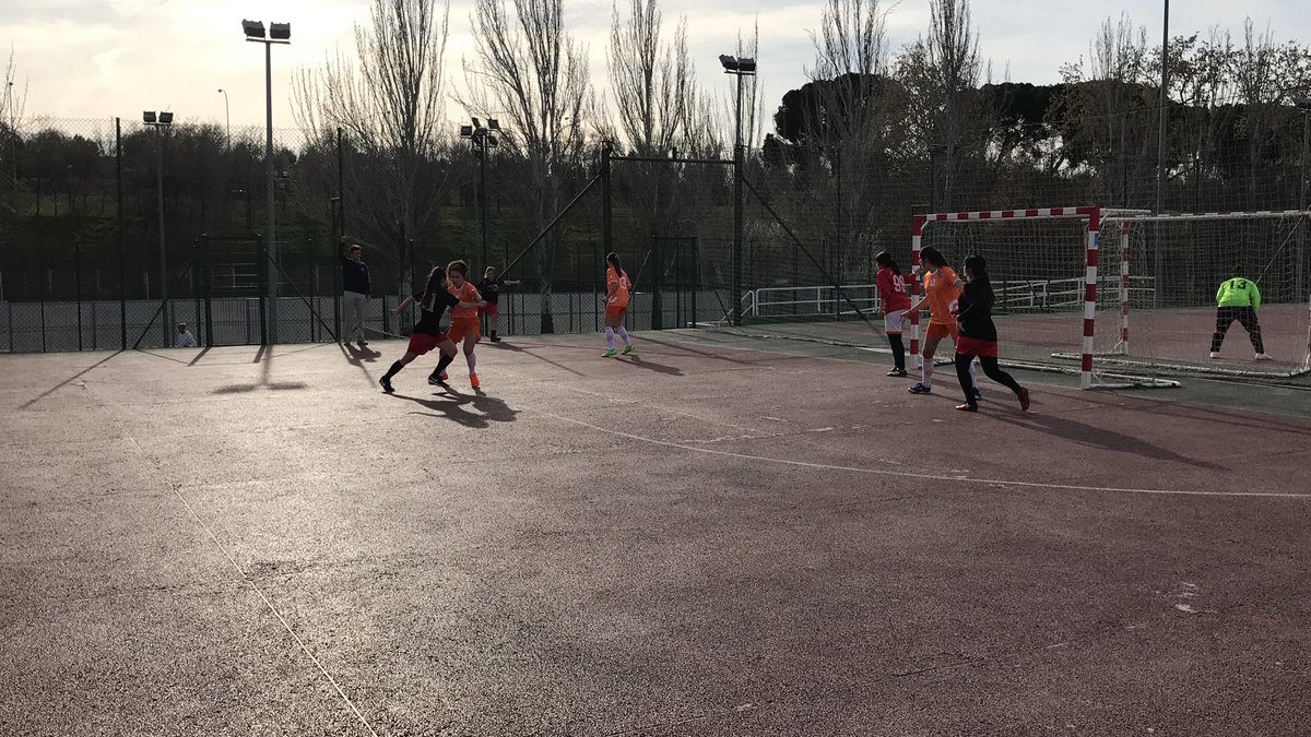 futbolsalasmp1's tweet photo. Nuestras chicas del senior en acción, ¡¡sois muy grandes!!👏🏻👏🏻👏🏻@ClubSMPilar @SMPilarmadrid #EducarConElDeporte https://t.co/owHRWYlw5E