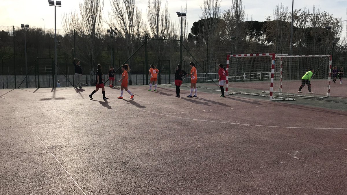 futbolsalasmp1's tweet photo. Nuestras chicas del senior en acción, ¡¡sois muy grandes!!👏🏻👏🏻👏🏻@ClubSMPilar @SMPilarmadrid #EducarConElDeporte https://t.co/owHRWYlw5E