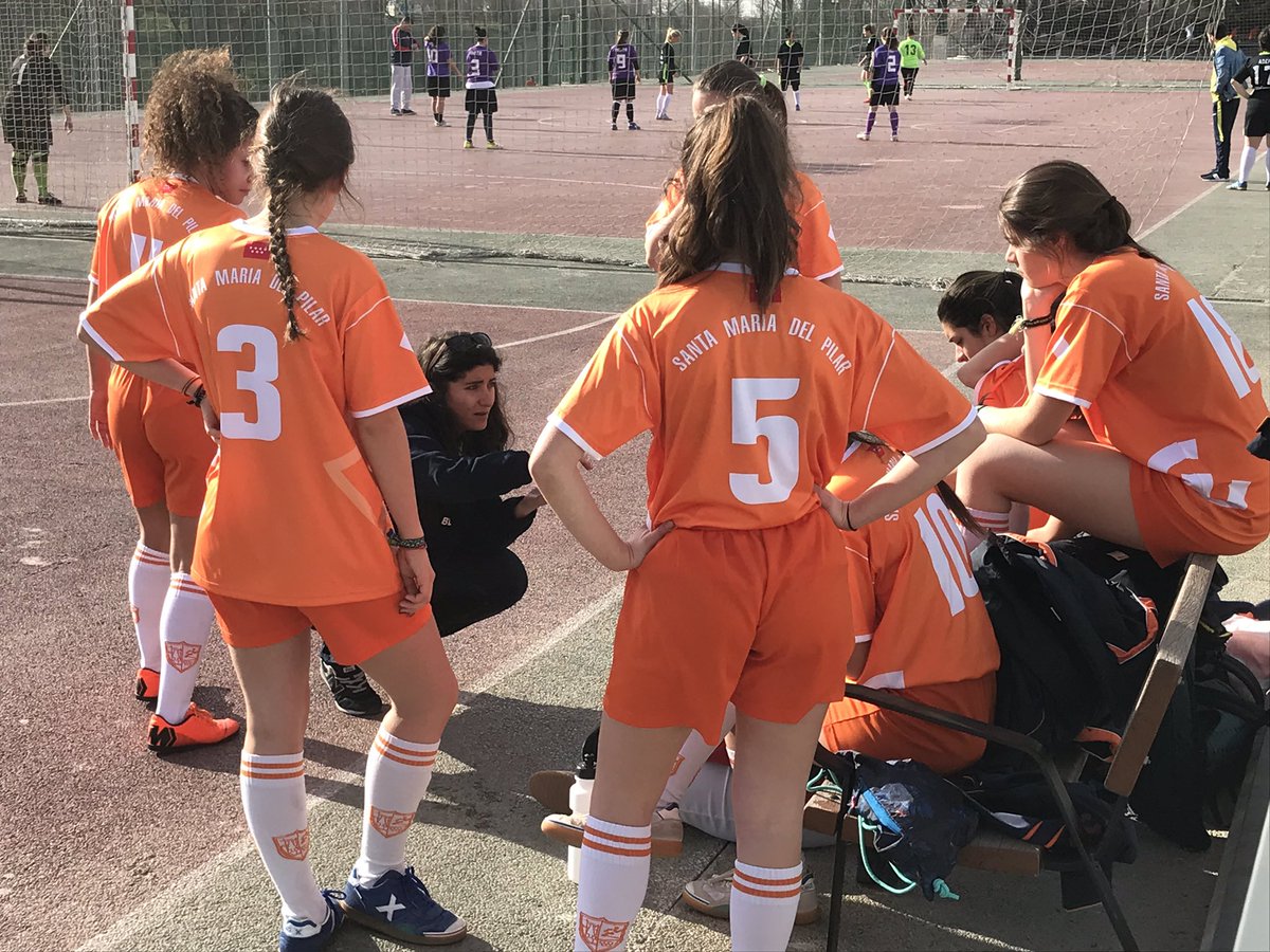 futbolsalasmp1's tweet photo. Nuestras chicas del senior en acción, ¡¡sois muy grandes!!👏🏻👏🏻👏🏻@ClubSMPilar @SMPilarmadrid #EducarConElDeporte https://t.co/owHRWYlw5E