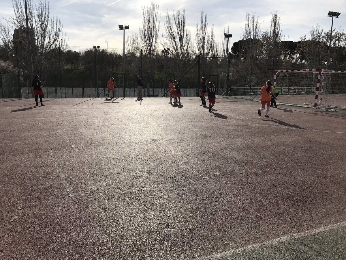 futbolsalasmp1's tweet photo. Nuestras chicas del senior en acción, ¡¡sois muy grandes!!👏🏻👏🏻👏🏻@ClubSMPilar @SMPilarmadrid #EducarConElDeporte https://t.co/owHRWYlw5E
