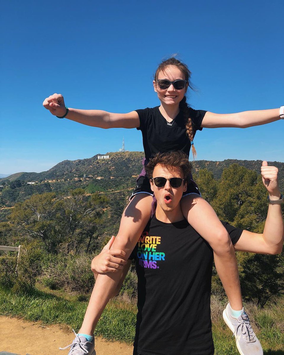 DailyUpdatesWDW's tweet photo. 『Instagram』 

@JonahMarais: “wooohooooo!!!!!”

#BestFanArmy #Limelights #iHeartAwards https://t.co/B9GTB7NQeN