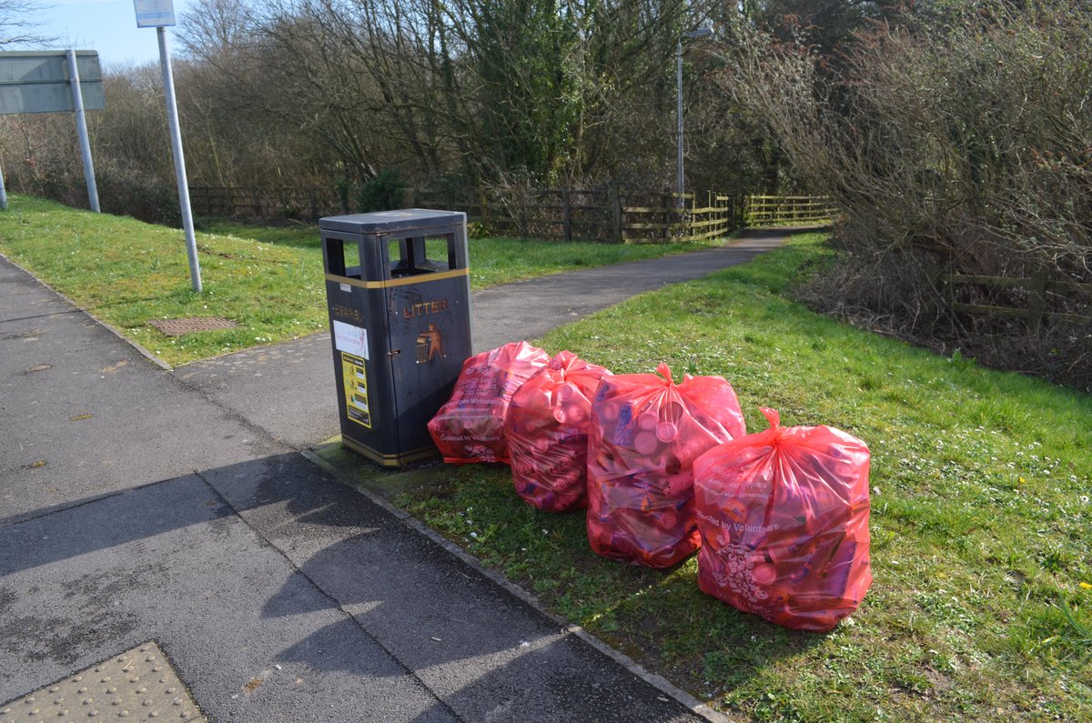 LeeWhatley78's tweet photo. Out litter picking in Llangunnor this morning #KeepLlangunnorTidy https://t.co/DnoisvnYYg