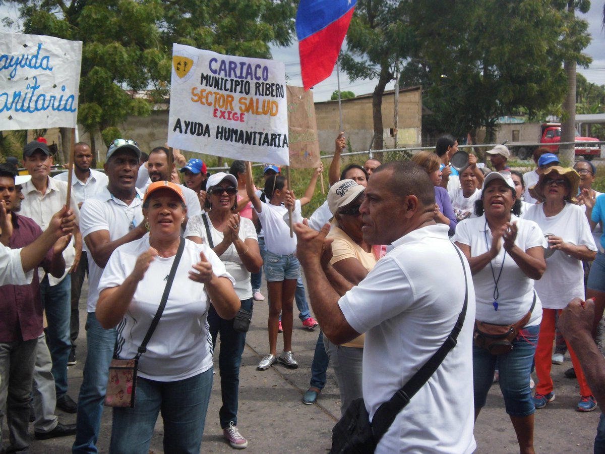 CruzjguzmanB's tweet photo. CARIACO ESTE 23F SALIO A LAS CALLES PARA APOYAR INGRESO DE AYUDA HUMANITARIA, SE PRESENTARON EN EL HOSPITAL DIEGO CARBONELL Y ENTREGARON DOCUMENTO A ORGANOS POLICIALES OPARA QUE NO REPIMAN AL PUEBLO Y SE UNAN A LA LUCHA PORQUE ELLOS TAMBIEN SON PUEBLO. https://t.co/4y3LV1KyQ4