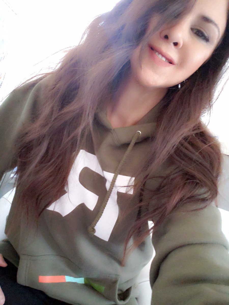 SelfieShanNow's tweet photo. @The1RFamily @OneRepublic Me wearing my @OneRepublic hoodie! #SunBand Day! ๐ https://t.co/kacC39mMDw