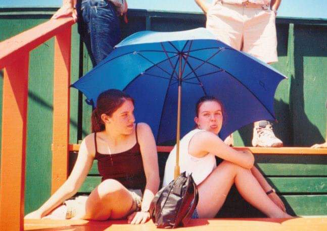 MarieEveAlbert's tweet photo. Il y a 20 ans... 
Et dire qu'aujourd'hui, je suis toujours aussi insolente. 😂 #backinthepast #20yearsago #ilyalongtemps #sisters #soeurs https://t.co/MZBUtQgyo1