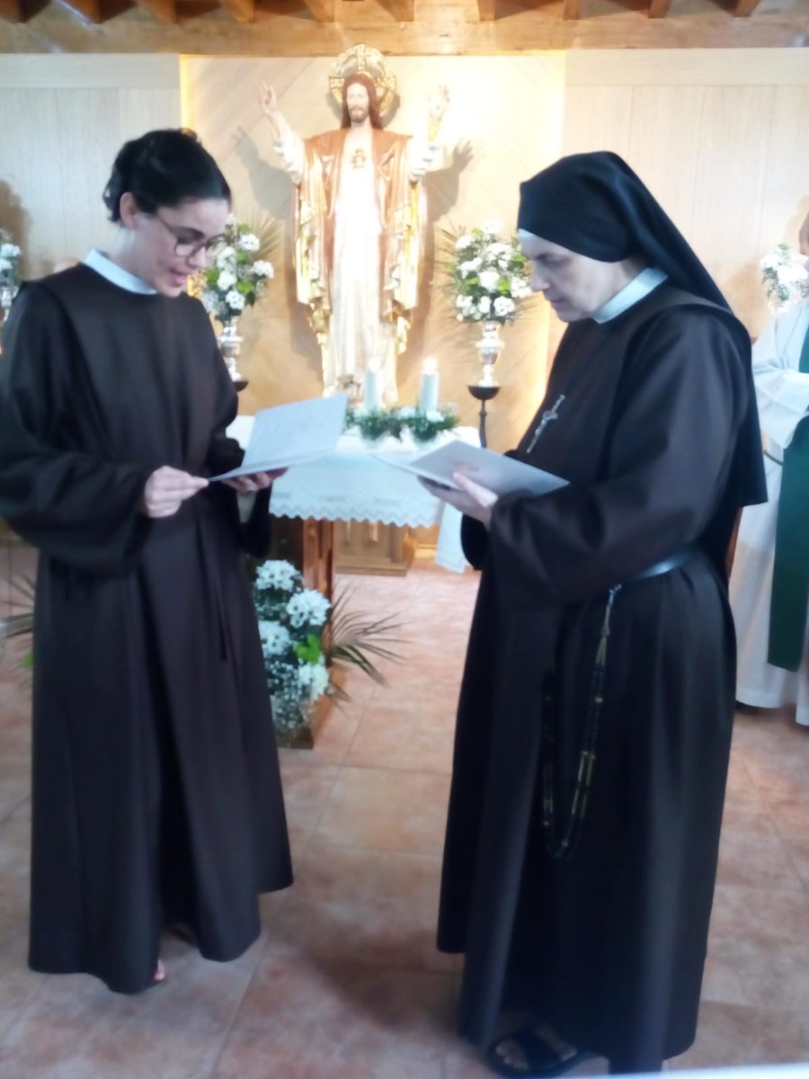 Csamaritanas's tweet photo. #tomadehabito #carmelitassamaritanas #noviciado #hijasdesantateresa #corazondejesus #Diosnosama #samaritanas https://t.co/V2XCvt0xZj