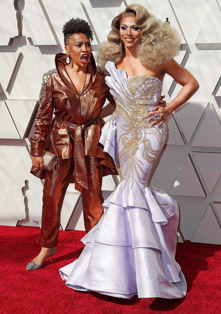 lab_rtvees's tweet photo. FOTOGALERÍA: Arranca la alfombra roja de los #Oscars2019 y la seguimos un año más con lupa. ¡Hay vestidazos! 👯‍♂️ https://t.co/yE4r4LrGgR https://t.co/50cA0Dt32i