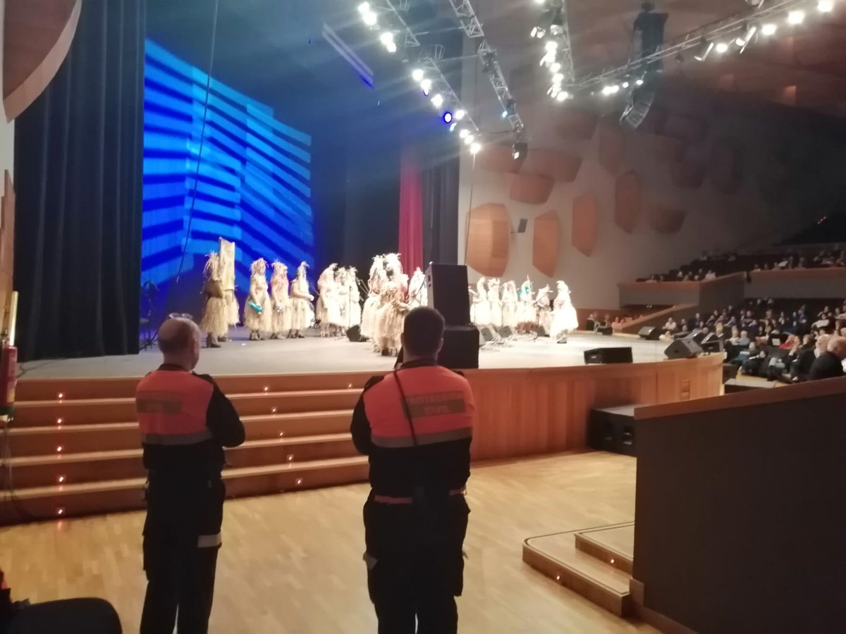 PCivilCoruna's tweet photo. 7 Voluntarios están esta tarde no Pazo da Ópera dando cobertura ó concurso de comparsas do #entroido19.
👹👽👻🤖
#EntroidoCoruña. https://t.co/QmtAm0iaMS