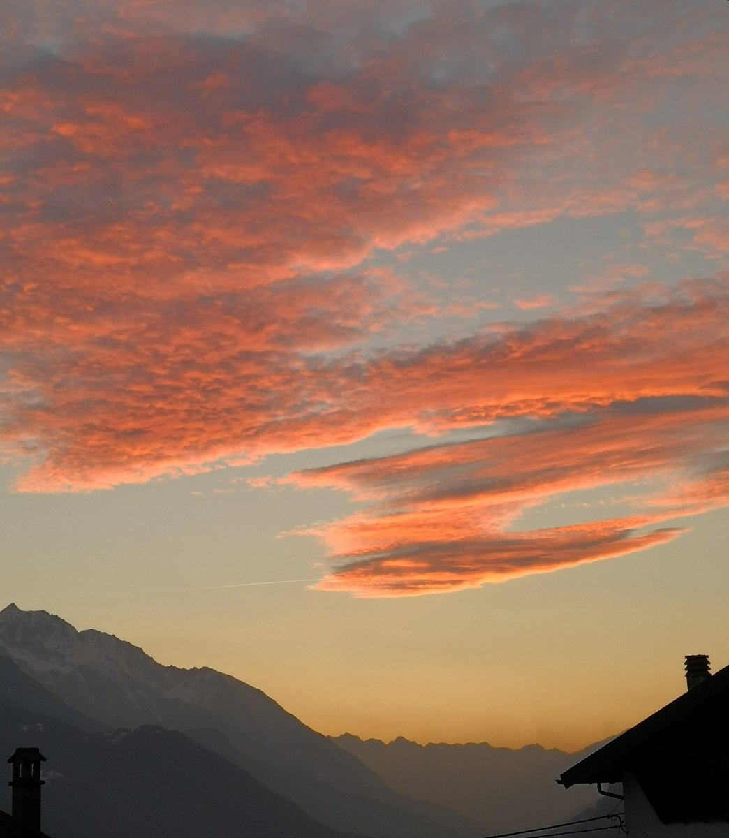 ftreves's tweet photo. vista dalla finestra #february24th #sundayevening #sunset https://t.co/gAlbTqQzOK