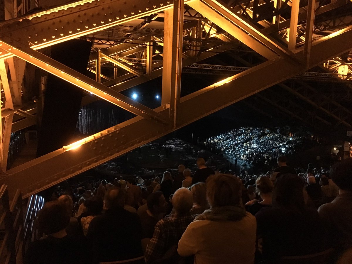 PierrePoizat's tweet image. Pas forcément idéal le placement pour le @Cirque à @TonyGarnierLyon ! On voit quand même des belles poutres #remboursezmoninvitationquinenestpasune ! #scandale ! Ceux qui voient me diront si c&apos;est bien?