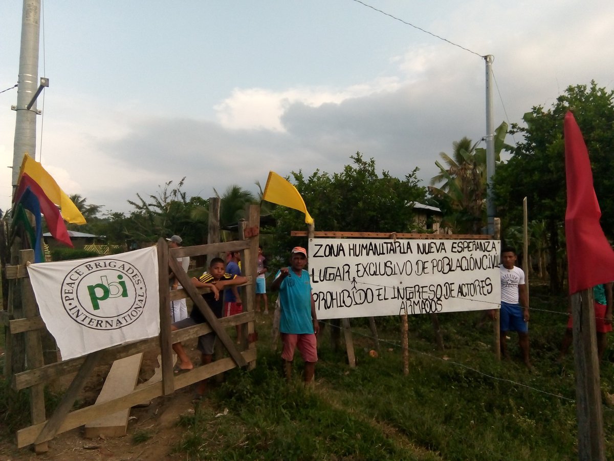 PBIColombia's tweet photo. #Jiguamiandó Hoy empieza las conmemoraciones de la #OperacionGenesis y la comunidad de la Zona Humanitaria Nueva Esperanza se une y refuerza la delimitación de su territorio rechazando la entrada de actores armados @Justiciaypazcol @Oidhaco @TaulaColombia @ONUHumanRights @CIDH https://t.co/6BQO1CwsBE