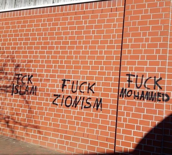 ERNEUT RECHTE ÜBERGRIFFE IN STORMARN (SH)

Samstag Nacht wurde erneut am Ajh (autonomes Jugendhaus) in Bargteheide  randaliert und rechte Sticker verklebt. 
In Ahrensburg wurden an der Berufsschule die selben rechten Parolen geschmiert, wie am Wochenende zuvor in Bargteheide.