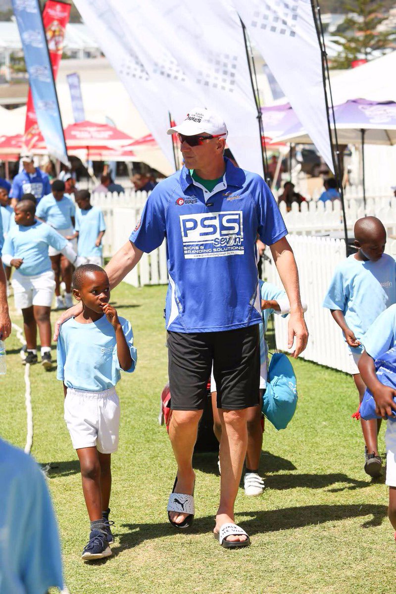 elishevagilbert's tweet photo. @AllanDonald33 at the @Sasfin Cape Town 6s with our
#HitPovertyForASix participants. I witnessed authenticity and a genuine passion for growing future legends. A privilege to be in the presence of greatness. Legendary cricketer &amp; legend of a human being! https://t.co/S9nBc3IGa8