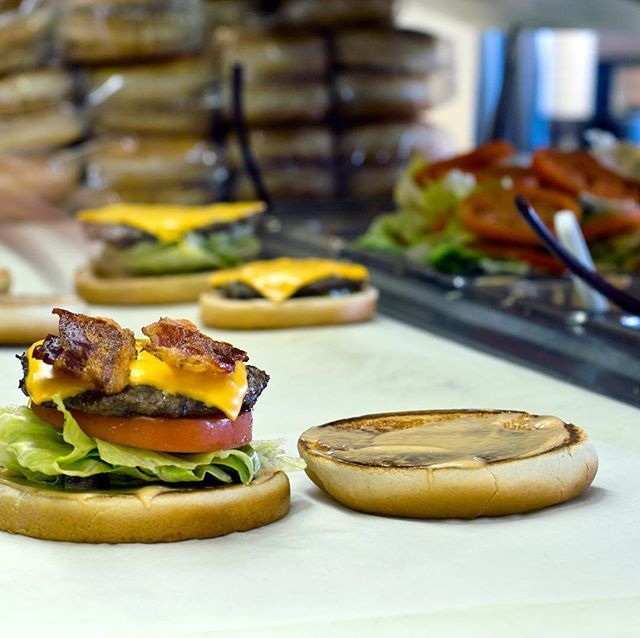 lil_bobo's tweet photo. today is a good day for some bacon... #lovebobos #boboshamburgers #classic #cheeseburger #famousfries #frenchfries #hamburger #bacon #quality #pacoima #walnutpark #lynwood #southgate #losangeles https://t.co/lg5JW39KBn https://t.co/mIvsFy94n8