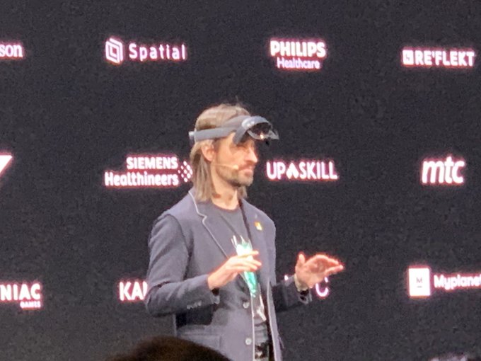 While Apple &amp; Facebook tinker with AR headsets in their labs, Microsoft is already shipping the second<a href="/tag/oc3"class="tags"><span>#oc3</span></a>