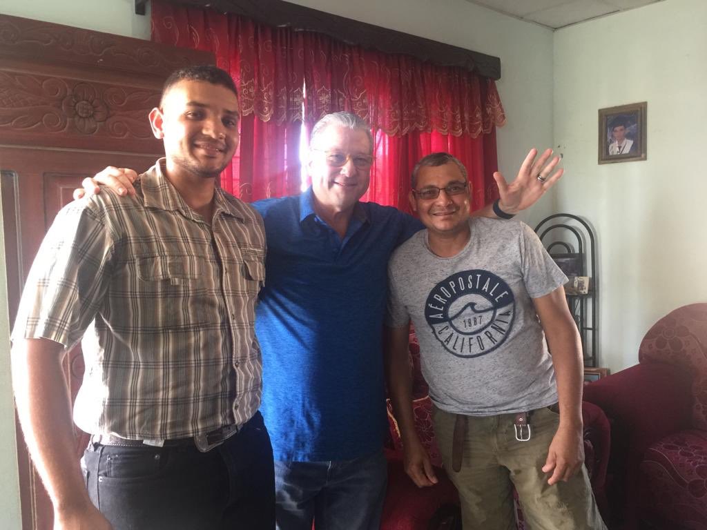 Hoy conocimos a Juan Mauricio Cedeño y familia, un joven con mucha capacidad ingeniero agrónomo egresado de la universidad de Zamorano. Dispuesto a dar de su conocimiento para el desarrollo del agro en nuestra Región.
#manuelcohen #despertemospanamá #chitre #herrera #panama
