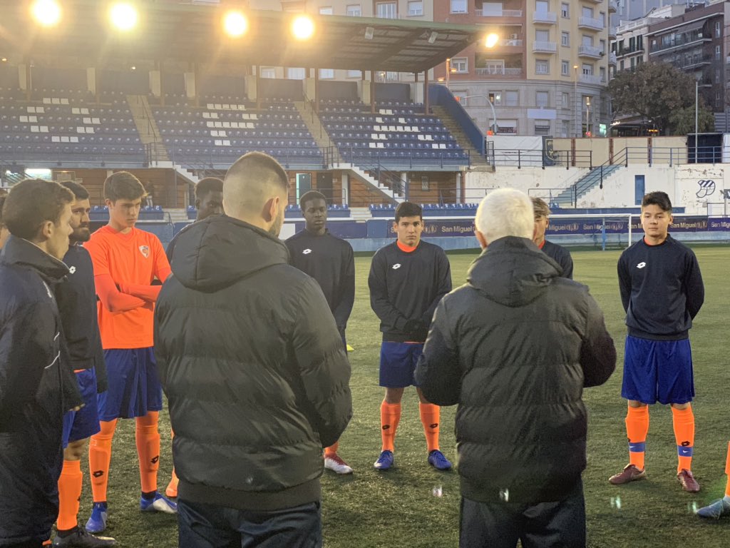 AEJMGene's tweet photo. Els jugadors reben les instruccions de @JosepMariaGeneC i @pau_gene 

#SomGene #futbolcat https://t.co/lDKpxaeJhL