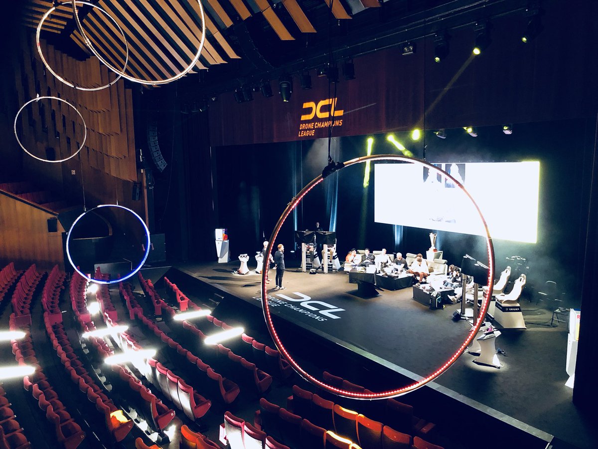 ForafoAnouk's tweet photo. Cannes a été la terre d'accueil de la sélection mondiale de la @DroneChampionsL League  devant un public comblé ! 3 francais 🇫🇷 deviennent  professionnels 👊 dont Swan 12 ans ! 😯 Merci à @CanVolontaires pour leur aide ! @CannesPalais @villecannes #esport https://t.co/xVDzrUepIa